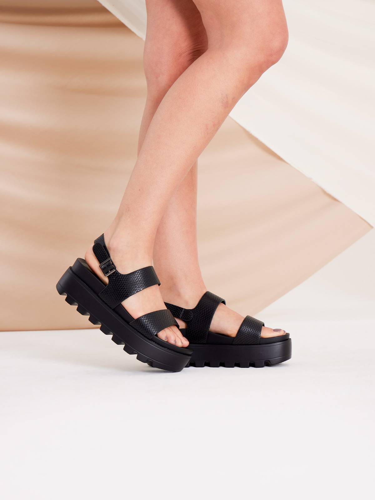 Sandalia Mujer Perfect Negro Azaleia