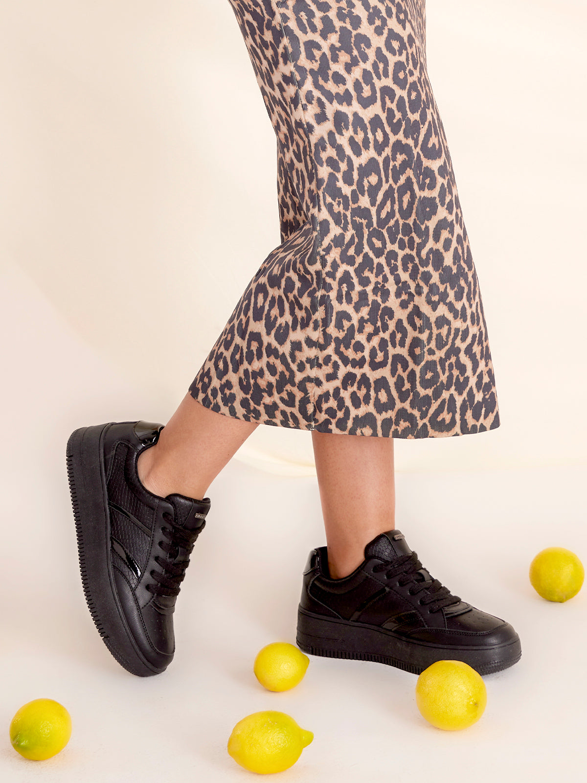 Zapatilla Mujer Caco Negro Azaleia